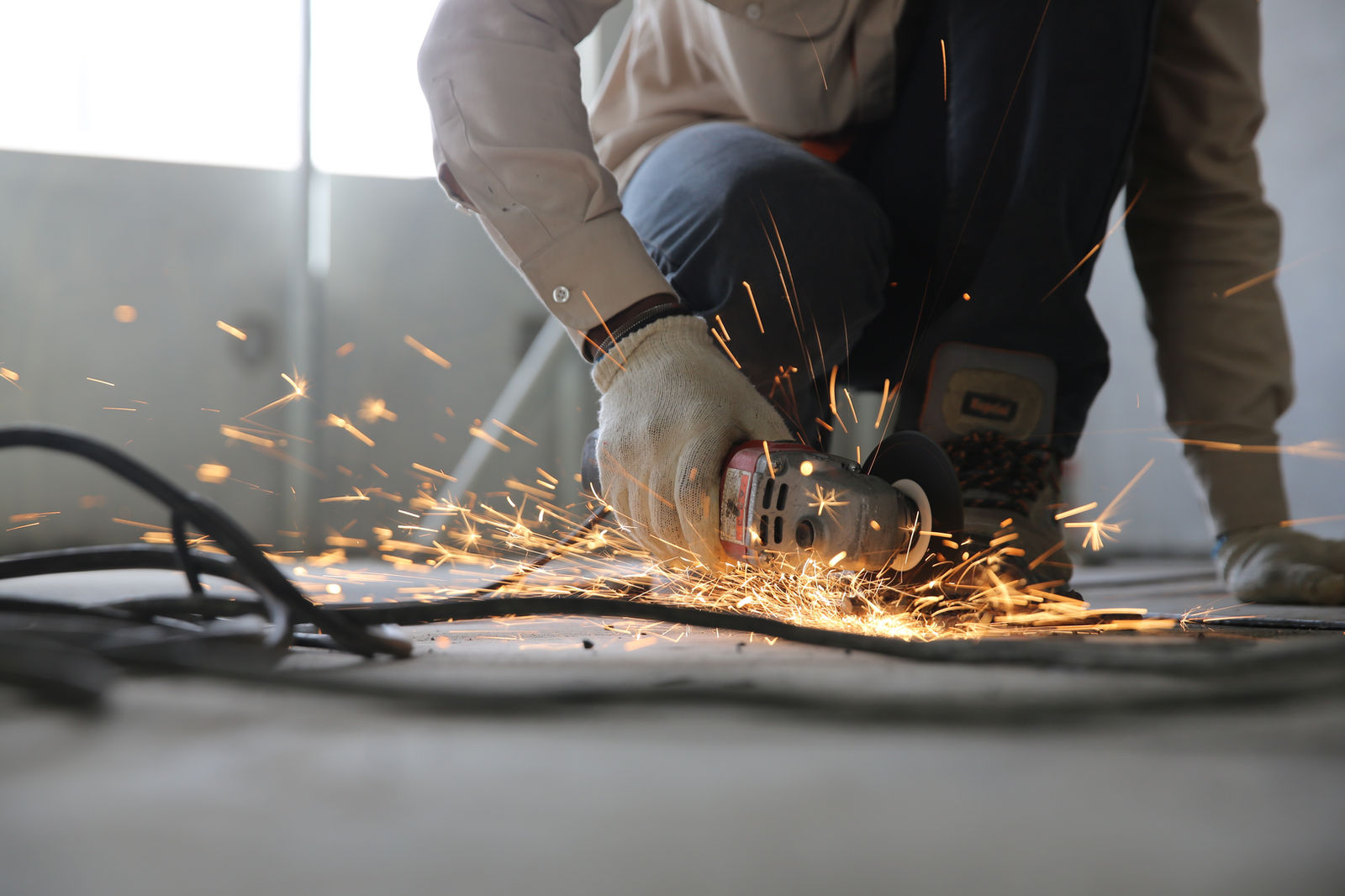 Grinding metal with sparks