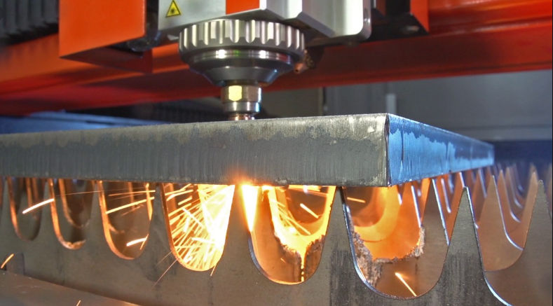 Fiber laser cutting thick steel plate with sparks